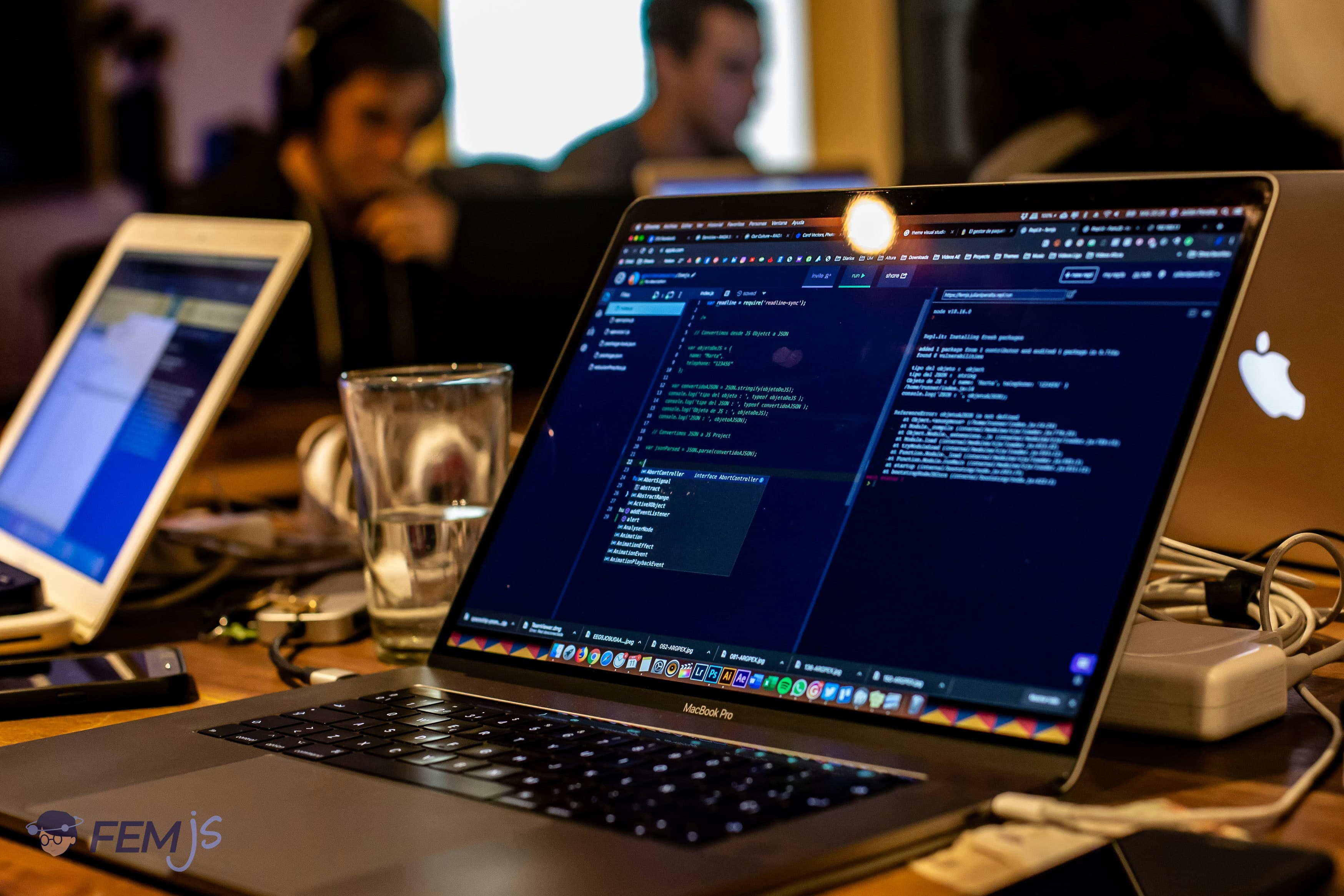 Laptop mit Code auf dem Bildschirm